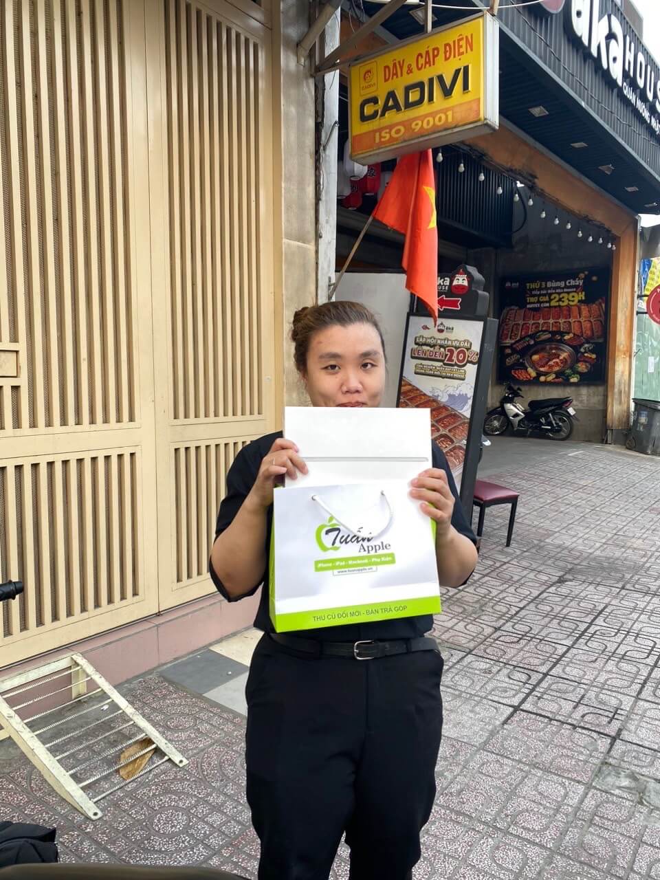 Hình ảnh khách hàng sử dụng dịch vụ thu mua Macbook tại TuanDigi 