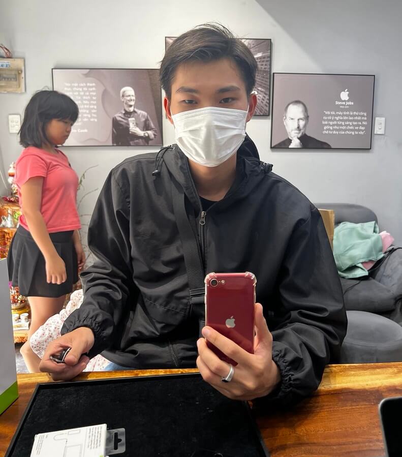 Hình ảnh khách hàng mua điện thoại cũ tại TuanDigi