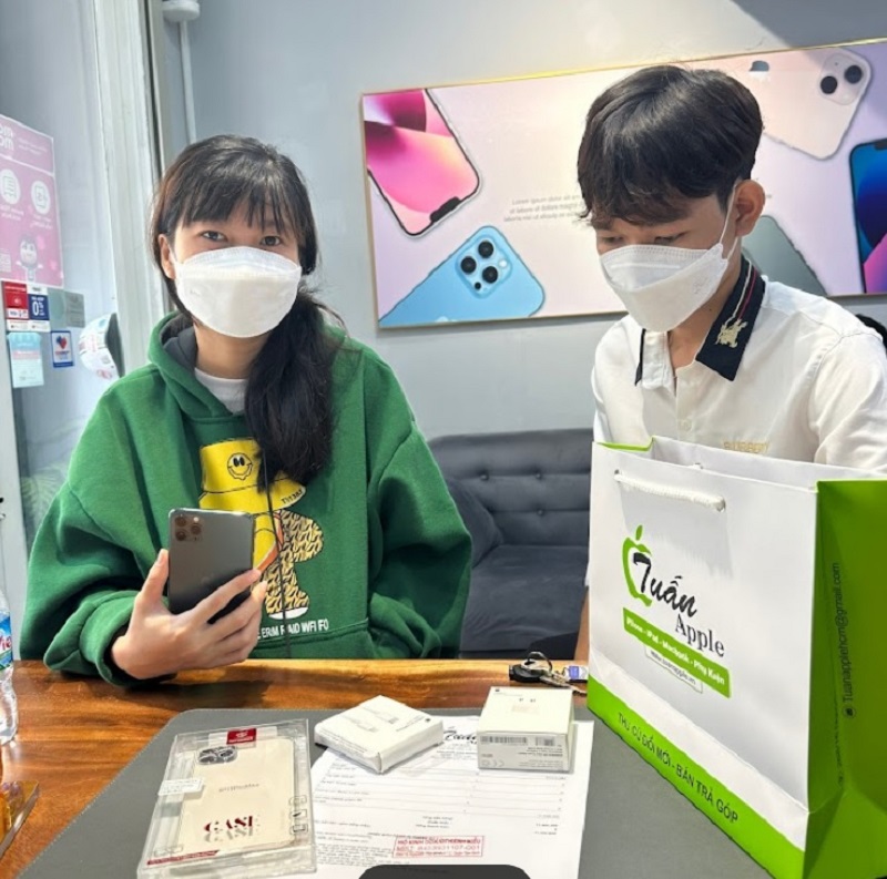 Hình ảnh khách hàng mua điện thoại cũ tại TuanDigi
