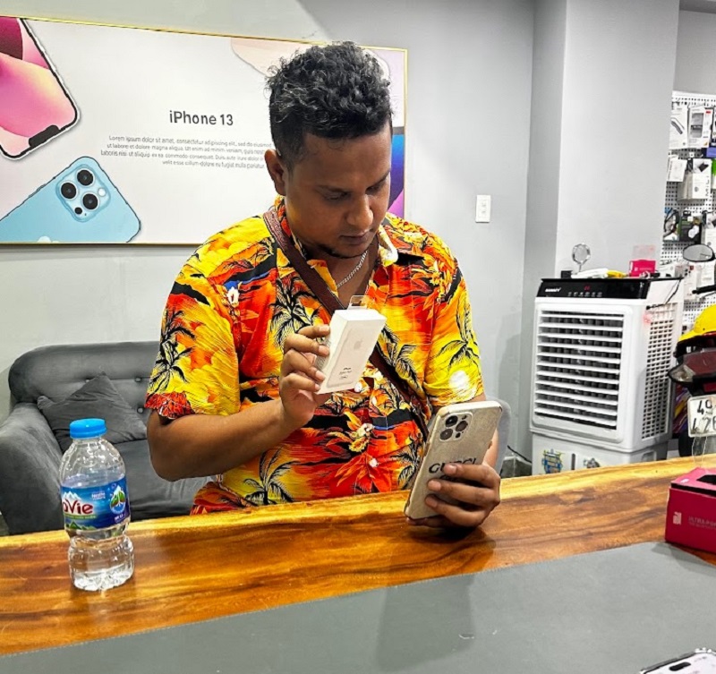 Hình ảnh khách hàng mua điện thoại cũ tại TuanDigi