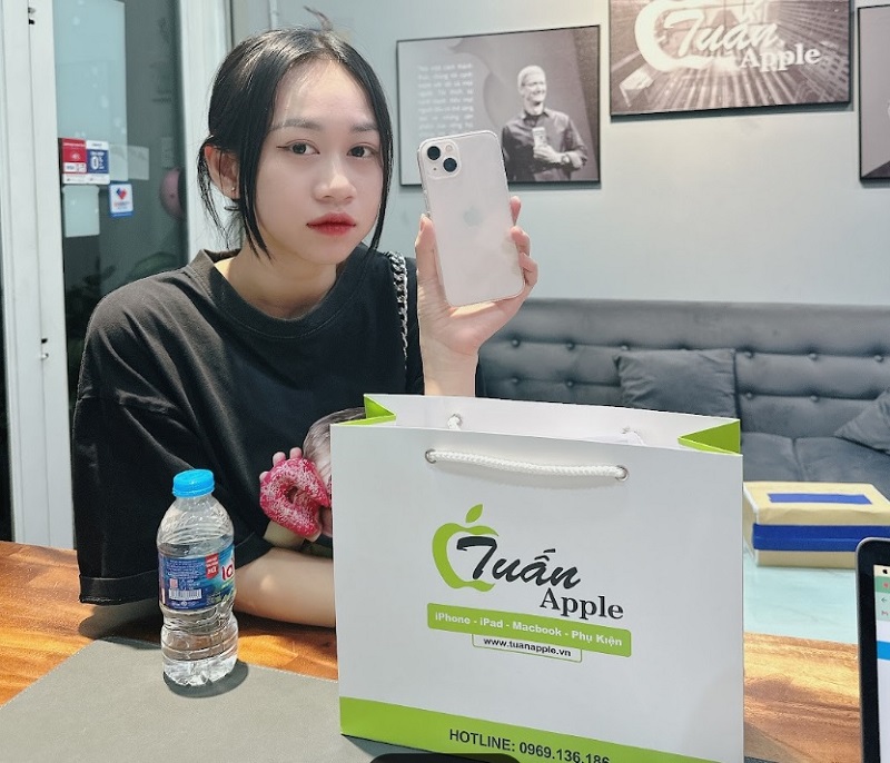 Hình ảnh khách hàng mua điện thoại cũ tại TuanDigi