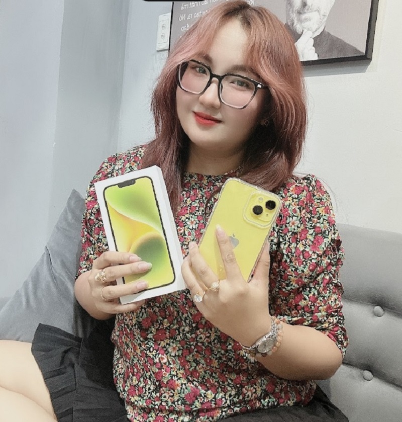 Hình ảnh khách hàng mua điện thoại cũ tại TuanDigi