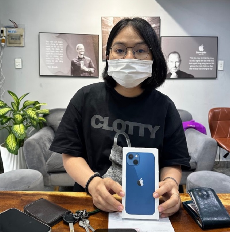 Hình ảnh khách hàng mua điện thoại cũ tại TuanDigi