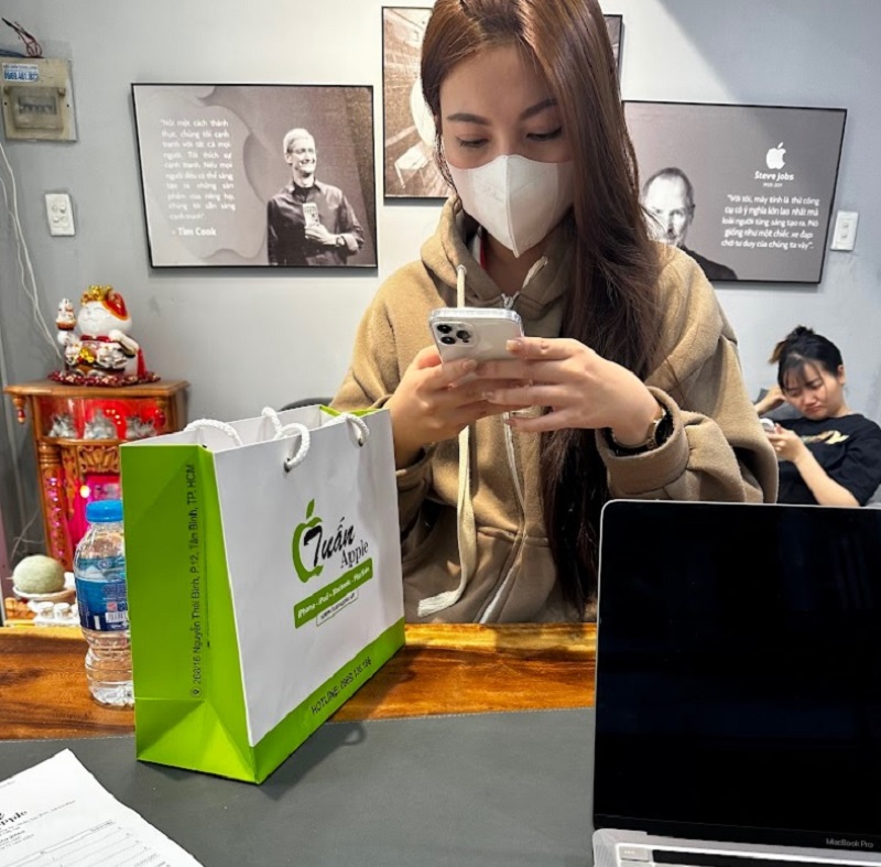 Hình ảnh khách hàng mua điện thoại cũ tại TuanDigi