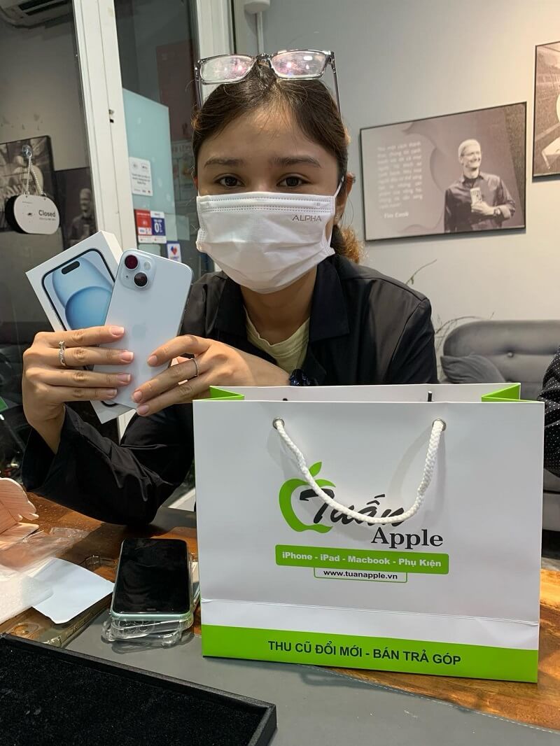 Hình ảnh khách hàng mua điện thoại cũ tại TuanDigi