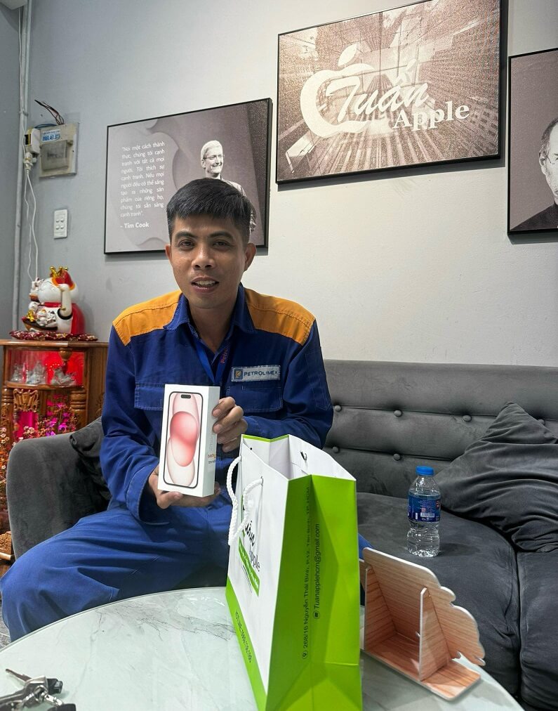 Hình ảnh khách hàng mua điện thoại cũ tại TuanDigi