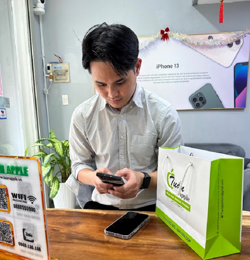 Hình ảnh khách hàng mua điện thoại cũ tại TuanDigi