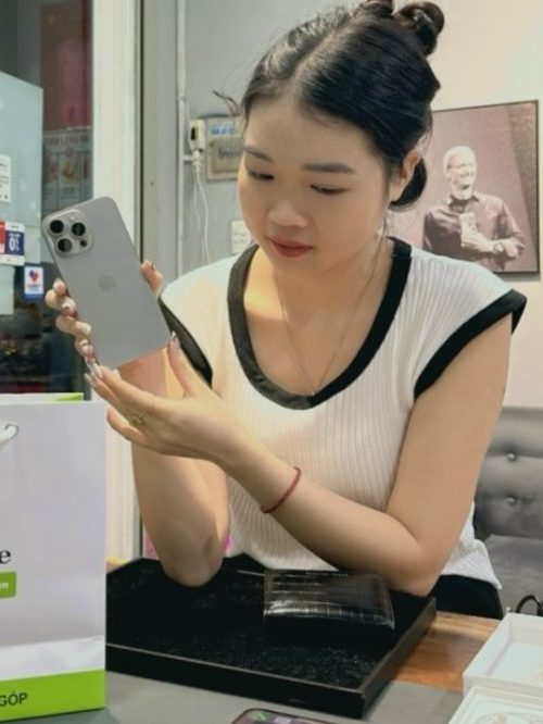 Hình ảnh khách hàng mua điện thoại cũ tại Tuấn Apple