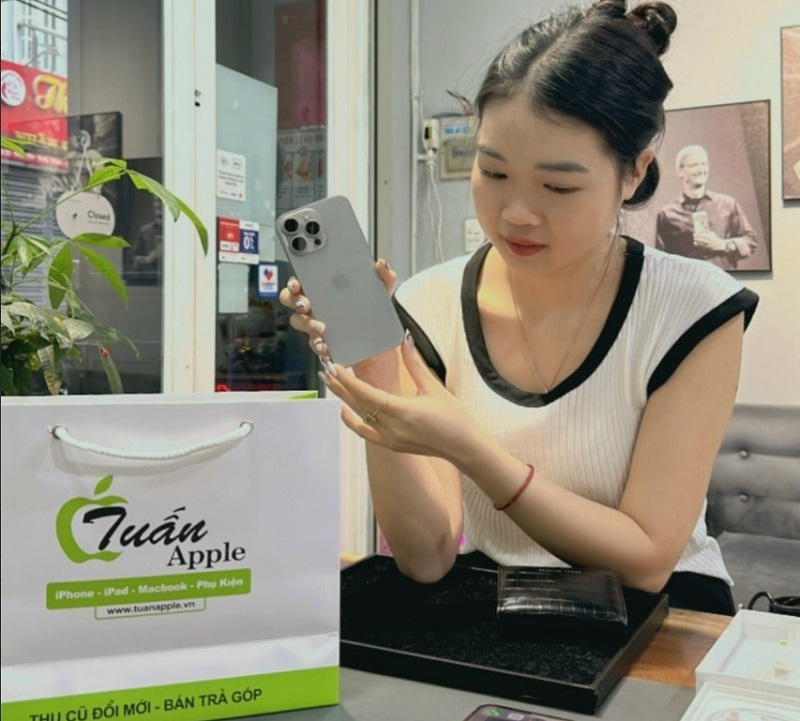 Hình ảnh khách hàng mua điện thoại cũ tại TuanDigi