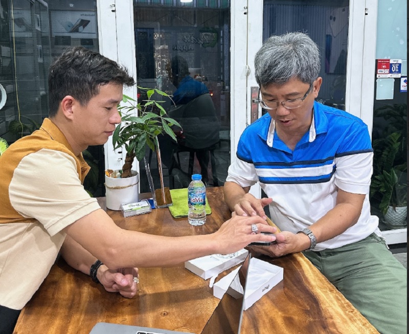 Hình ảnh khách hàng mua điện thoại cũ tại TuanDigi