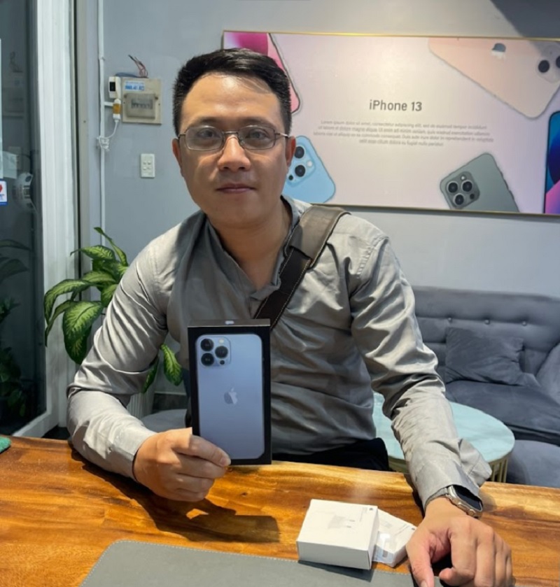 Hình ảnh khách hàng mua điện thoại cũ tại TuanDigi