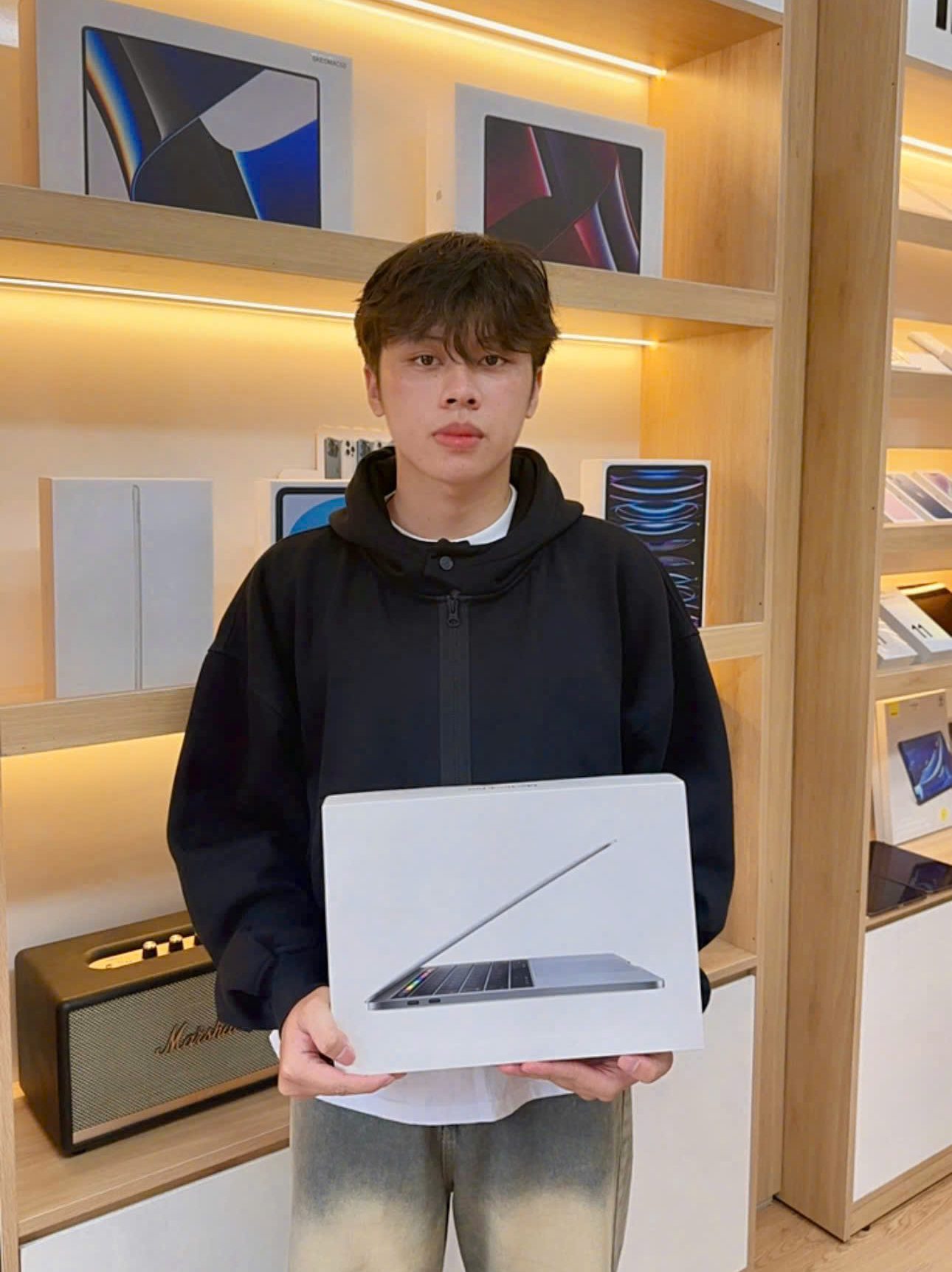 Hình ảnh khách hàng sử dụng dịch vụ thu mua Macbook tại TuanDigi 